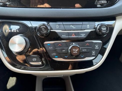 Used 2019 Chrysler Pacifica Touring Plus w/ Tire & Wheel Group FWD image 17
