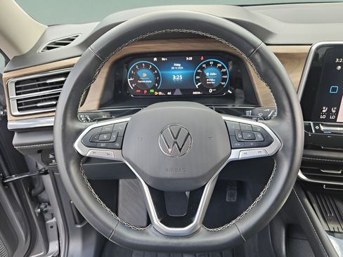 Used 2025 Volkswagen Atlas SE FWD image 21