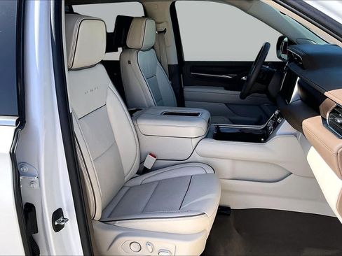 Used 2024 GMC Yukon Denali w/ Denali Reserve Package AWD/4WD image 9