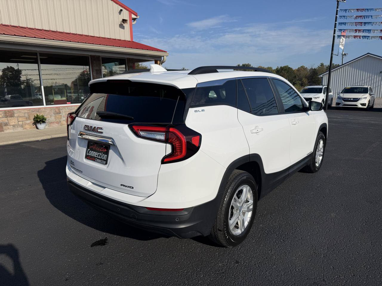 Used 2024 GMC Terrain SLE w/ Driver Convenience Package AWD/4WD image 4