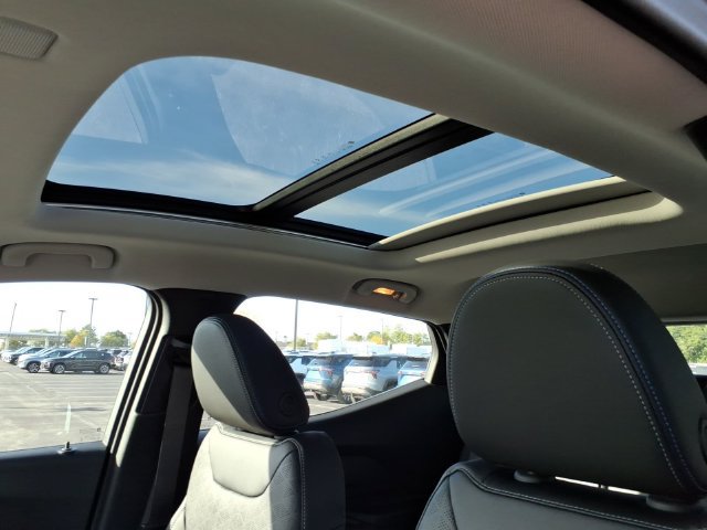 New 2027 Chevrolet Bolt LT w/ Dual Panel Sunroof Package FWD image 8