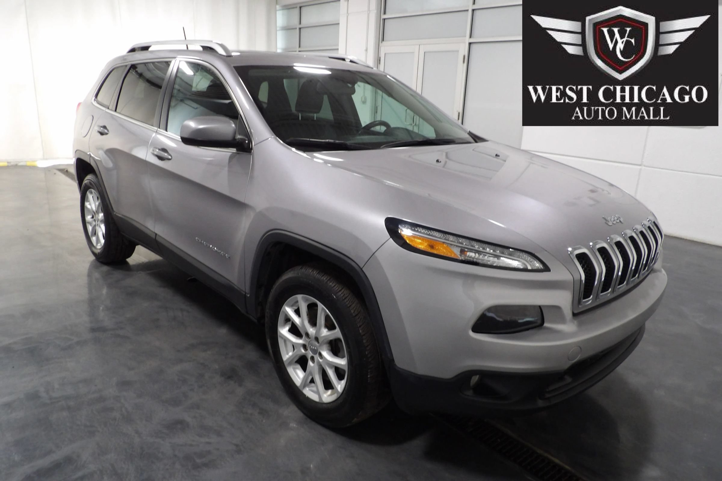 Used 2018 Jeep Cherokee Latitude Plus w/ Cold Weather Group AWD/4WD image 1