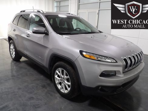 Used 2018 Jeep Cherokee Latitude Plus w/ Cold Weather Group AWD/4WD image 1