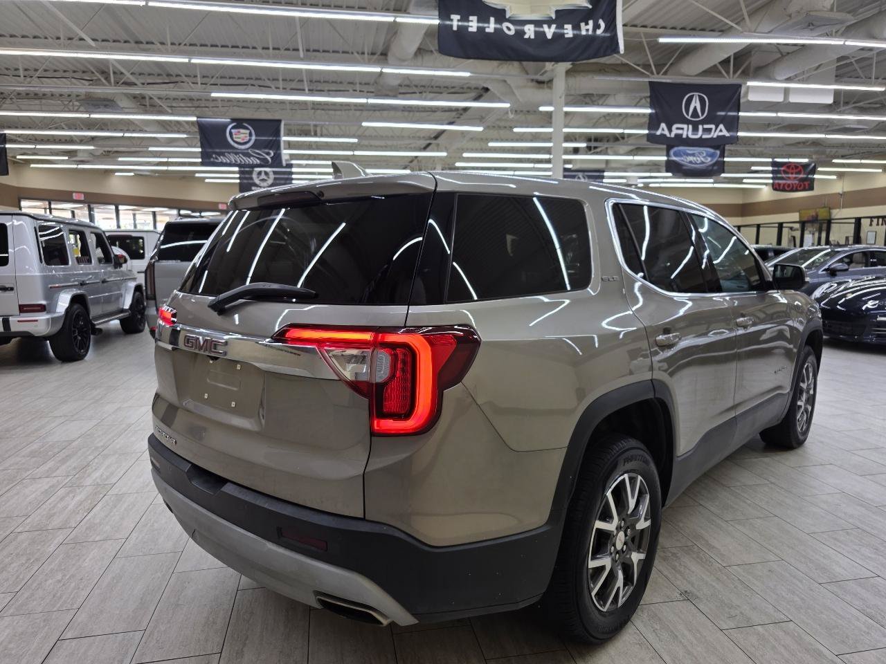Used 2022 GMC Acadia SLE FWD image 6