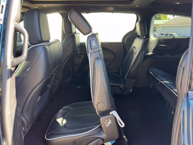 Used 2025 Chrysler Pacifica Limited FWD image 6