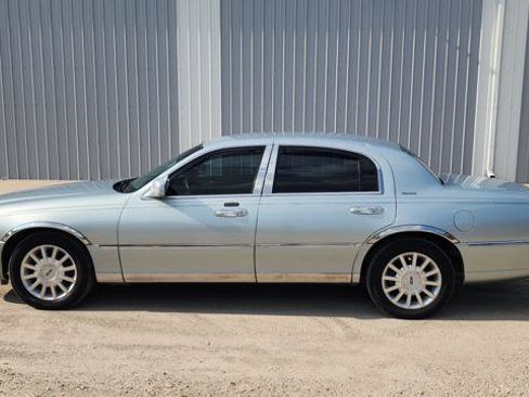 Used 2007 Lincoln Town Car Signature RWD image 1