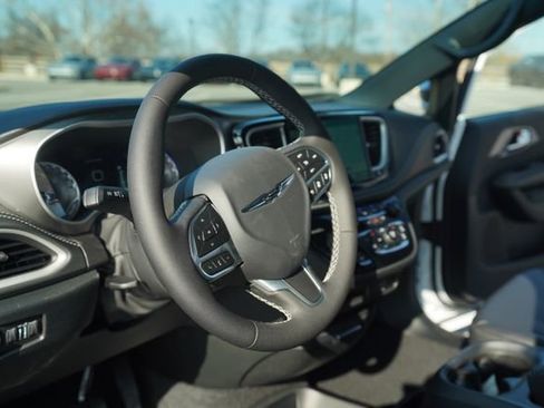 New 2026 Chrysler Pacifica Select FWD image 27