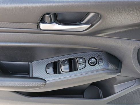 Used 2025 Nissan Altima 2.5 SV image 17