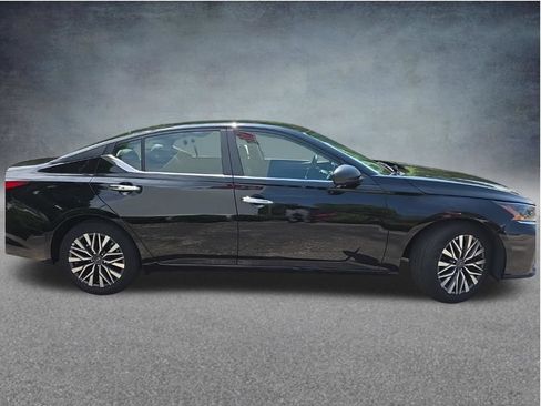 Used 2025 Nissan Altima 2.5 SV FWD image 10