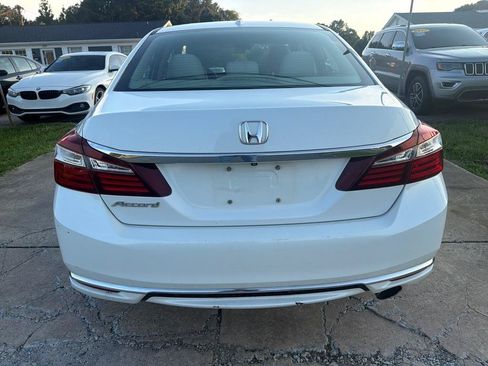 Used 2017 Honda Accord EX image 10