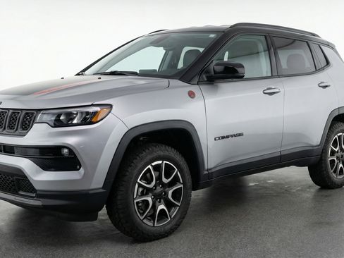 Used 2025 Jeep Compass Trailhawk image 3