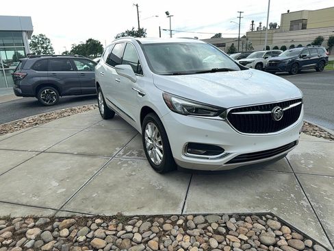 Used 2018 Buick Enclave Premium w/ Experience Buick Package FWD image 3