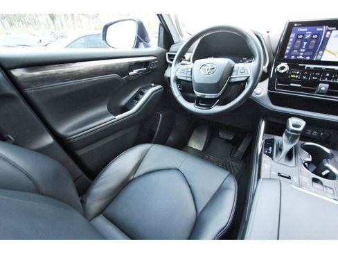 Used 2022 Toyota Highlander Limited FWD image 11