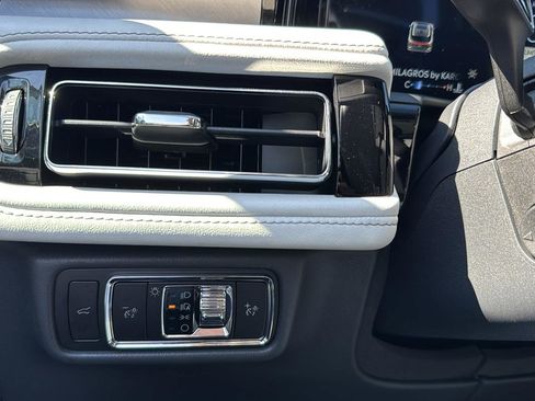 Used 2025 Lincoln Aviator Premiere w/ Equipment Group 101A image 18