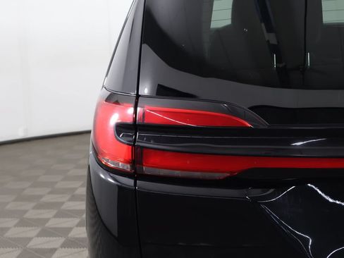 Used 2024 Chrysler Pacifica Touring-L FWD image 16