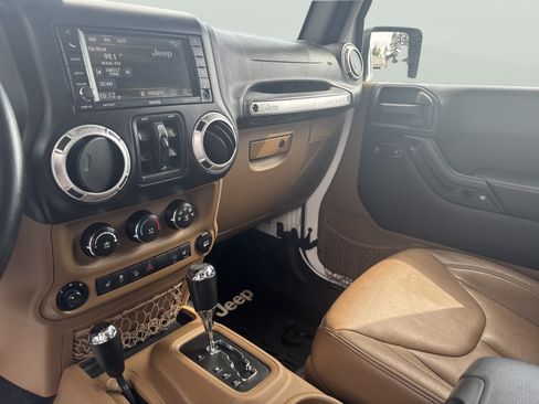 Used 2015 Jeep Wrangler Unlimited Sahara w/ Dual Top Group AWD/4WD image 19