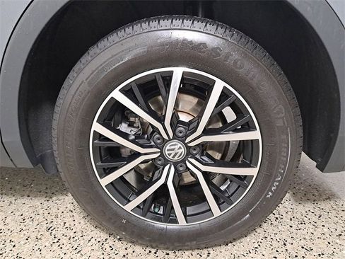 Used 2021 Volkswagen Tiguan SE w/ Panoramic Sunroof Package image 8