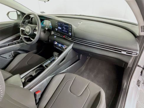 Certified 2025 Hyundai Elantra Hybrid FWD image 32