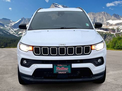 Used 2024 Jeep Compass Latitude image 3