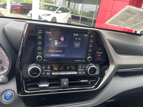 Used 2021 Toyota Highlander LE AWD/4WD image 25