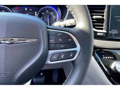 Used 2024 Chrysler Pacifica Touring-L FWD image 19