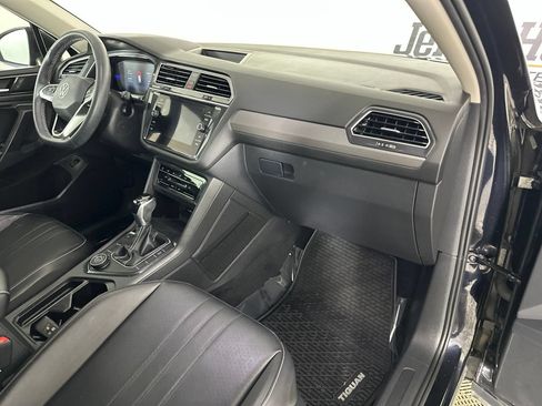 Used 2022 Volkswagen Tiguan SE w/ Panoramic Sunroof Package AWD/4WD image 32