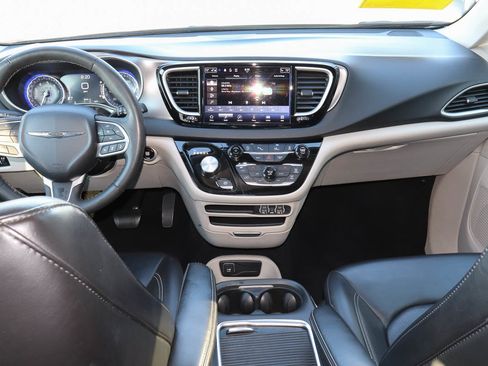 Used 2023 Chrysler Pacifica Touring-L FWD image 11