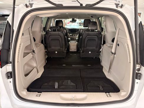 Used 2024 Chrysler Pacifica Touring-L FWD image 8