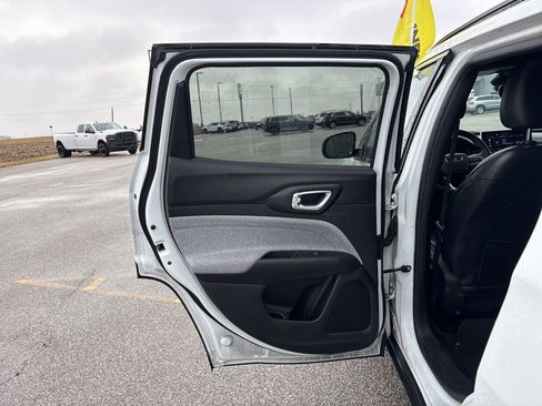 Used 2023 Jeep Compass Latitude image 21