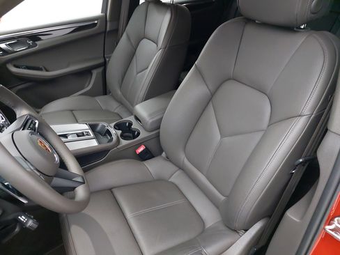 Used 2025 Porsche Macan image 17