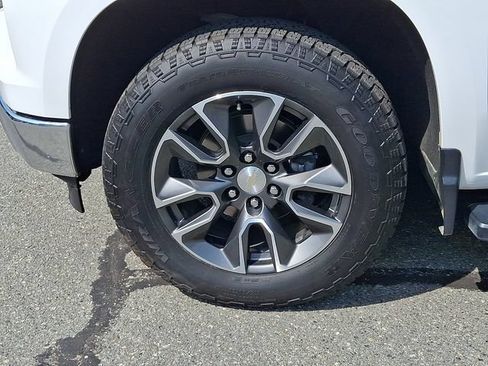 Used 2022 Chevrolet Silverado 1500 LT AWD/4WD image 8
