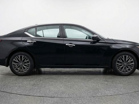 Used 2025 Nissan Altima 2.5 SV image 11