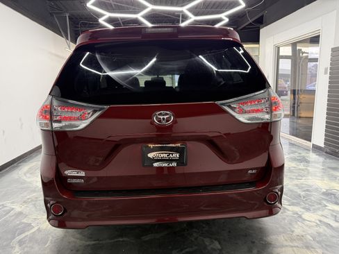 Used 2017 Toyota Sienna SE Premium image 4