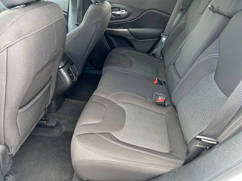 Used 2020 Jeep Cherokee Latitude w/ Cold Weather Group AWD/4WD image 11