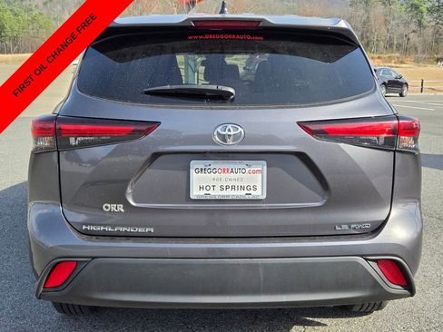 Used 2024 Toyota Highlander LE AWD/4WD image 4