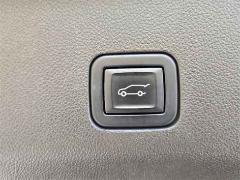 Used 2022 GMC Yukon SLT w/ SLT Premium Package image 17