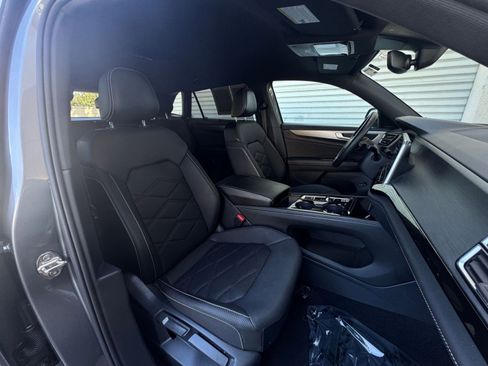 Used 2025 Volkswagen Atlas Cross Sport SE image 36