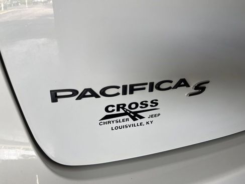 Used 2023 Chrysler Pacifica Touring-L w/ S Appearance Package AWD/4WD image 20
