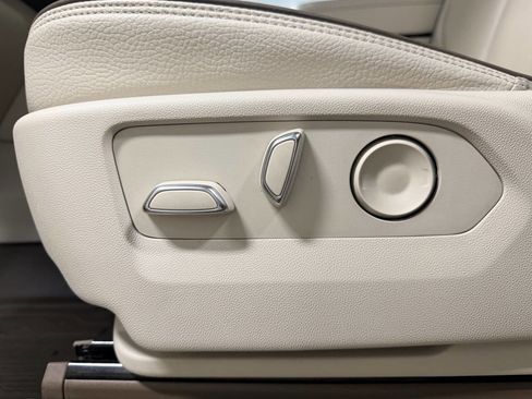 Used 2022 GMC Yukon XL Denali w/ Denali Premium Package image 11