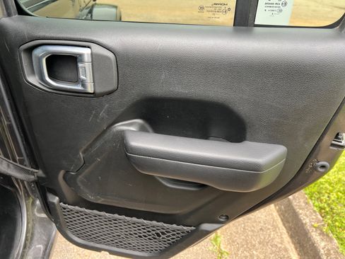 Used 2024 Jeep Gladiator Sport image 15