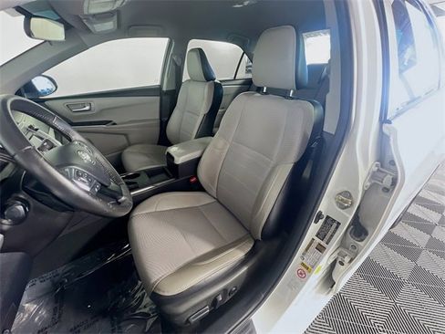 Used 2017 Toyota Camry SE image 9