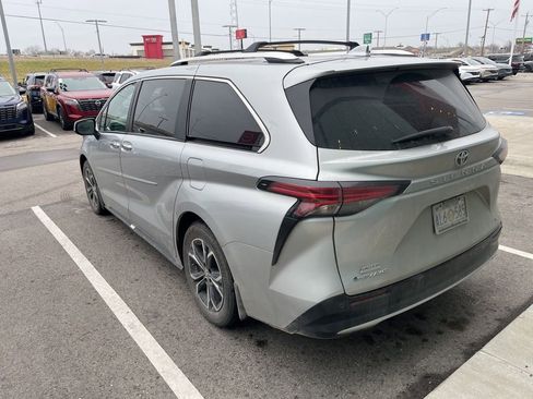 Used 2025 Toyota Sienna Platinum image 8