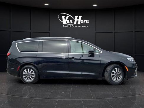 Used 2021 Chrysler Pacifica Touring-L image 7