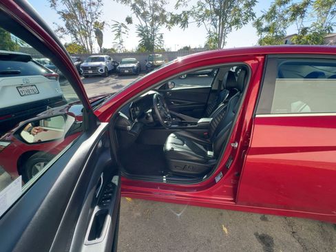 Used 2025 Hyundai Elantra Limited image 28