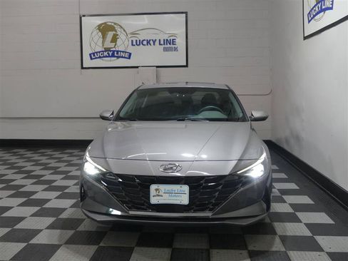 Used 2022 Hyundai Elantra SEL w/ Convenience + Premium Package FWD image 2