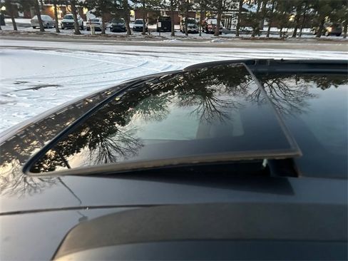 Used 2023 Chrysler Pacifica Limited image 21