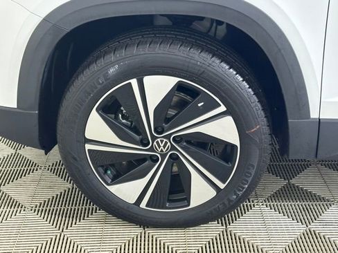 Certified 2025 Volkswagen Taos SE w/ Panoramic Sunroof Package AWD/4WD image 8