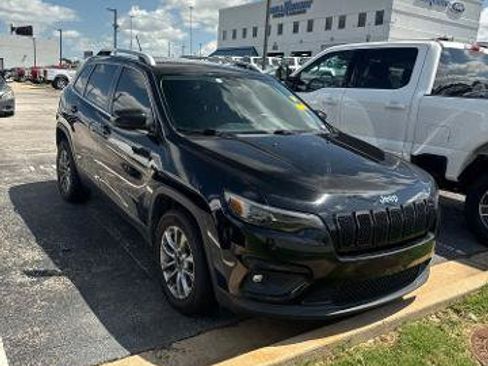 Used 2019 Jeep Cherokee Latitude Plus w/ Cold Weather Group FWD image 2