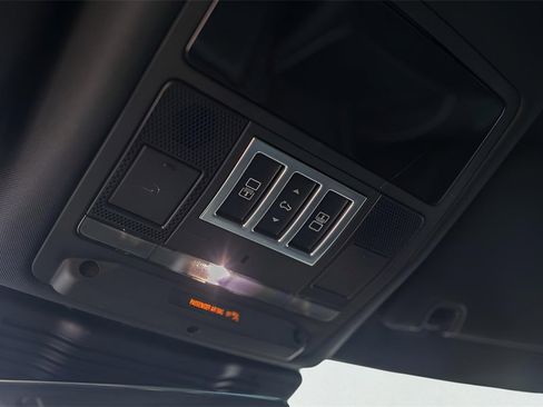 Used 2024 Land Rover Discovery Metropolitan Edition image 25