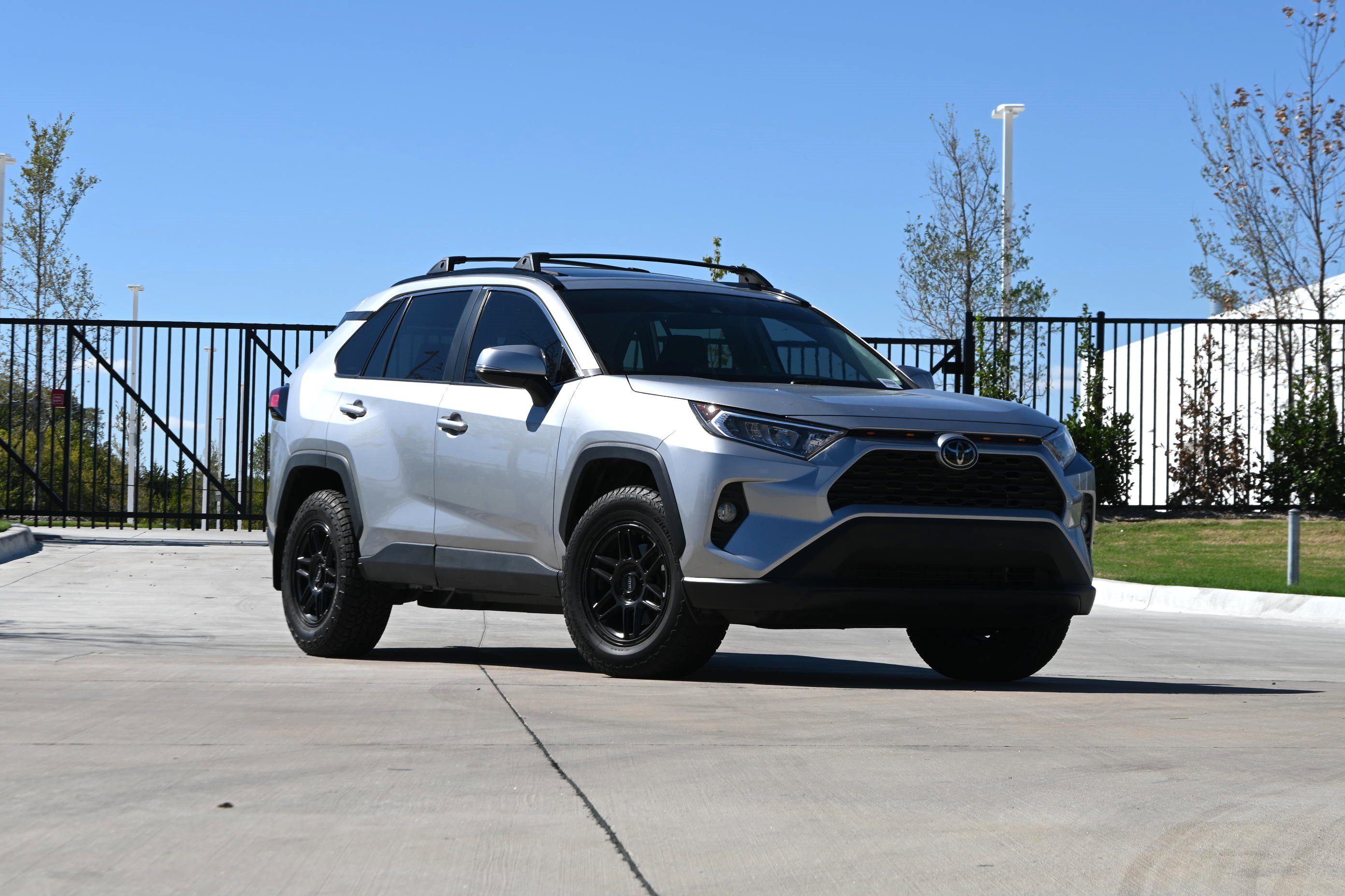 Used 2019 Toyota RAV4 XLE w/ Convenience Package AWD/4WD image 2